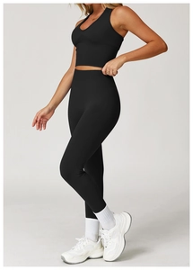 Seitenansicht des nahtlosen schwarzen Sport-Sets mit V-Ausschnitt-BH und hoher Leggings