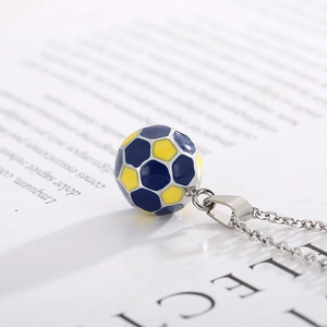 Nahaufnahme der 3D-Fußballkette in Blau und Gelb mit polierter Silberkette für Sportler