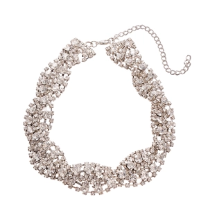 Collana girocollo a torsione con strass argentati e chiusura a moschettone regolabile