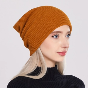 Dettaglio del berretto in maglia color zenzero con trama fine e caldo tessuto a coste