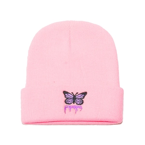 Détail du bonnet en tricot rose avec broderie de papillon violet et de lettres y2k