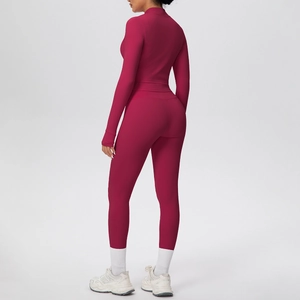 Vista posteriore della giacca sportiva bordeaux slim e dei pantaloni da yoga a vita alta