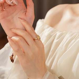 Gros plan sur bague fleur de lys dorée avec zircons pavés et motif étoile de luxe