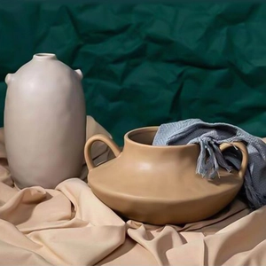 Primer plano de jarrones de cerámica mate wabi-sabi con detalles de relieve naturales