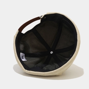 Bonnet docker beige en coton avec sangle en cuir réglable et doublure renforcée