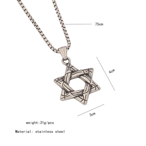 Vue détaillée du pendentif hexagramme en acier argenté avec mesures et longueur de chaîne