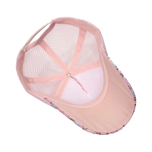Détail de la casquette rose à paillettes montrant le mesh respirant et la sangle