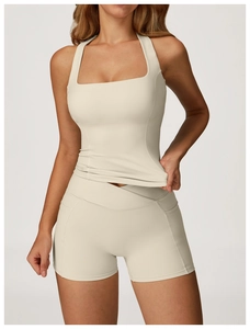 Dettaglio della canotta da yoga bianco crema elasticizzata con pantaloncini a vita incrociata