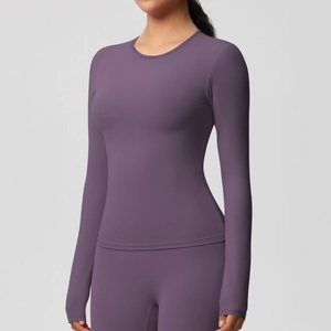 Gros plan du haut de sport violet à manches longues en tissu extensible et respirant