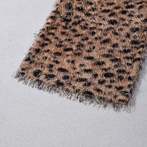 Gros plan détaillé du tissu léopard avec bordure décorative en fausse fourrure et texture