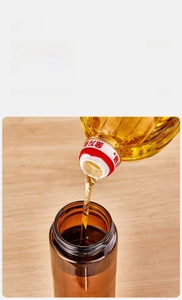 Detailansicht der weithalsigen Bernstein-Glasölflasche zum einfachen Befüllen und Reinigen