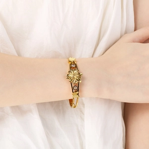 Bracelet élégant en acier doré avec motif tournesol et papillon serti de zircons brillants