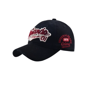 Detailaufnahme einer schwarzen Vintage-Basecap mit roter 3D-Stickerei und Used-Effekt