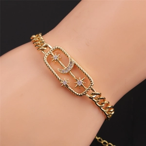 Vergoldetes Armband mit Zirkonia Mond und Sternen, präsentiert an einem Handgelenk