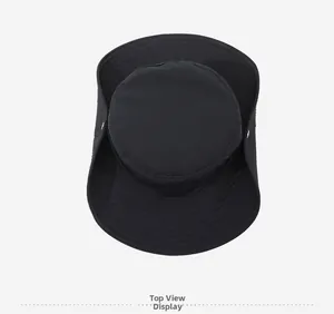 Vista dall'alto di un cappello da sole nero con tesa larga e cuciture rinforzate di qualità