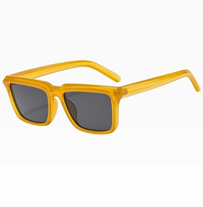 Détail de la monture carrée jaune translucide avec verres gris et marquage de modèle