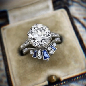 Art deco set with round diamond and blue sapphire in beige velvet ring box