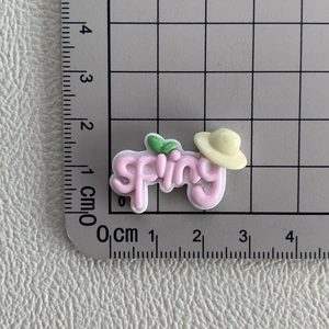 Détail macro d'une breloque Spring en résine rose de 2,5cm pour accessoires DIY