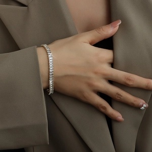 Lussuoso bracciale in acciaio al titanio dorato con cristalli di zircone rettangolari