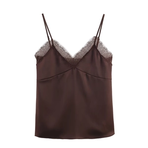 Canotta in raso marrone cioccolato con pizzo e scollo a V per donne alla moda