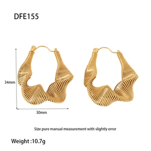 Vue détaillée des boucles d'oreilles créoles torsadées dorées de 34 mm avec spécifications