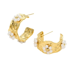 18K gold plated C-shaped earrings with hammered texture and white pearl flower studs