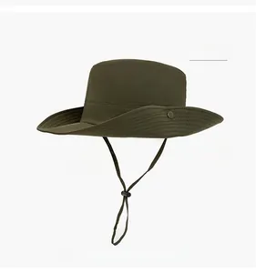 Dettaglio del cappello da sole verde militare con cordino regolabile e bottoni in metallo