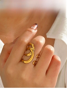 Détail de la bague multicouche dorée à finition polie et design ouvert ajustable sur le doigt
