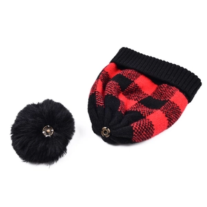 Bonnet en tricot à carreaux rouges et noirs avec un pompon amovible en fausse fourrure