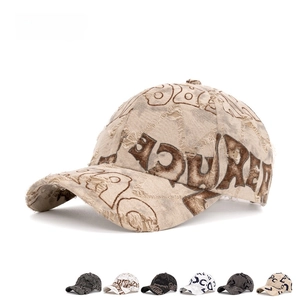 Vintage Baseballkappe im Distressed-Look mit Buchstaben-Graffiti und Rissen in vielen Farben