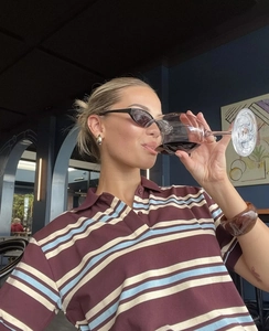 Dettaglio della polo a righe rosse e blu con colletto classico e stile retrò chic