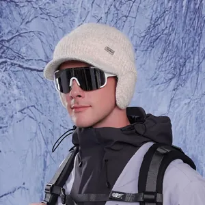 Berretto in maglia bianco avorio con paraorecchie e visiera per sport invernali