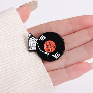 Broche émaillée en forme de tourne-disque avec texte Music Heals My Soul