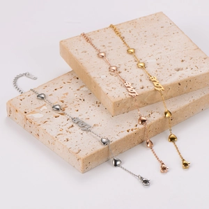 Eleganter Edelstahl-Herz- und LOVE-Anhänger Armreif in Gold Silber und Roségold Tönen