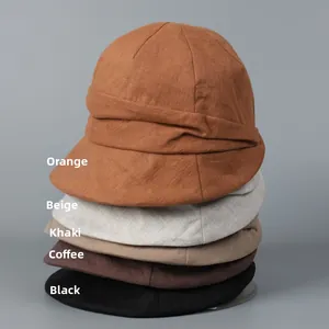 Empilement de chapeaux de soleil en lin en orange, beige, kaki, marron et noir chic