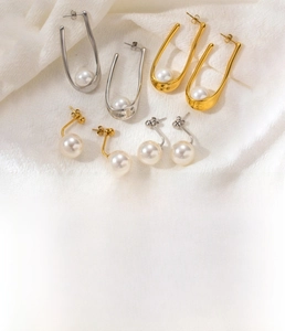 Détails des boucles d'oreilles en perles et acier titane avec placage doré et argenté