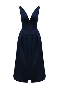 Détail de la robe midi bleu marine avec col en V, taille ajustée et jupe évasée élégante