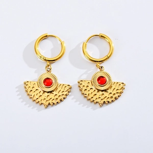 Orecchini placcati oro con rubini rossi e ciondoli geometrici martellati in stile boho