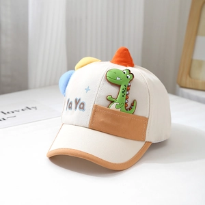 Detail der Baby Dinosaurier Kappe mit 3D-Hörnern und gesticktem Ya Ya Schriftzug