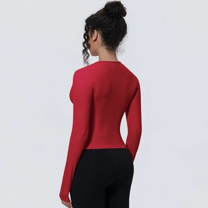 Vue arrière détaillée d'un haut de yoga rouge ajusté en tissu extensible et respirant