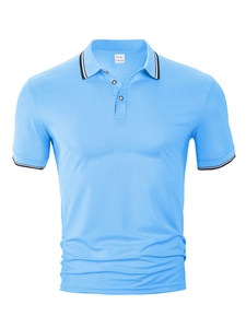 Détail du polo à manches courtes bleu clair montrant l'encolure et l'étiquette intérieure