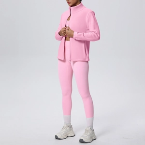 Vista dettagliata del set yoga rosa da 3 pezzi con giacca zip, reggiseno sportivo e leggings