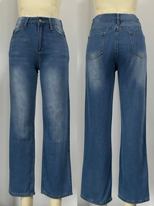 Vista fronte e retro dei jeans larghi blu con vita alta e dettagli delle tasche