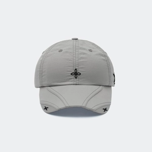 Détail de la broderie fleur de croix et X sur casquette de baseball grise légère