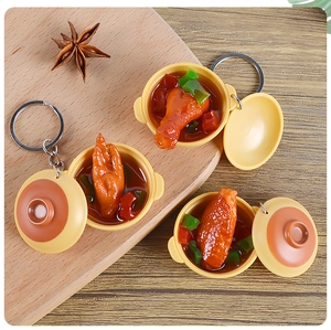 Détail de porte-clés miniatures réalistes en forme de marmite avec poulet simulé