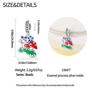 Dettaglio dello charm lumaca e fungo in argento con dimensioni precise di peso e taglia