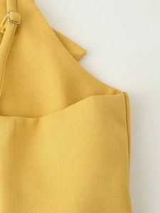 Détail macro du tissu sergé jaune avec boucle de réglage en métal sur la bandoulière
