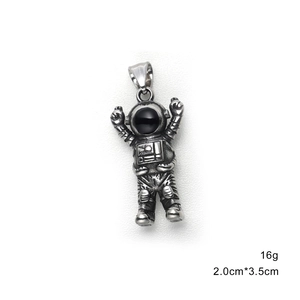 Detail showing vintage astronaut pendant dimensions 2.0x3.5cm and 16g weight