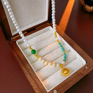 Collier de perles vintage plaqué or 18k avec pendentif vert dans un coffret à bijoux en bois