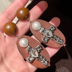 Détails des boucles d'oreilles vintage en bois avec croix, strass cœur et perle